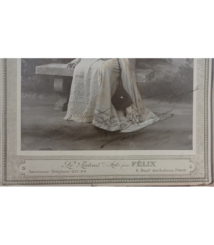 FÉLIX  "Le Portrait d'Art 6, Bd des Italiens Paris" - Jeune actrice ? - Photographie originale dédicacée et signée