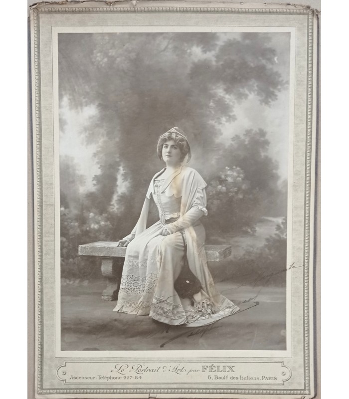 FÉLIX  "Le Portrait d'Art 6, Bd des Italiens Paris" - Jeune actrice ? - Photographie originale dédicacée et signée