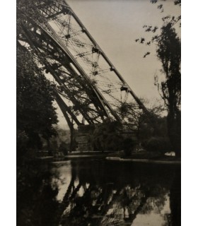 ALBIN-GUILLOT Laure "Au pied de la Tour Eiffel" - Héliogravure.